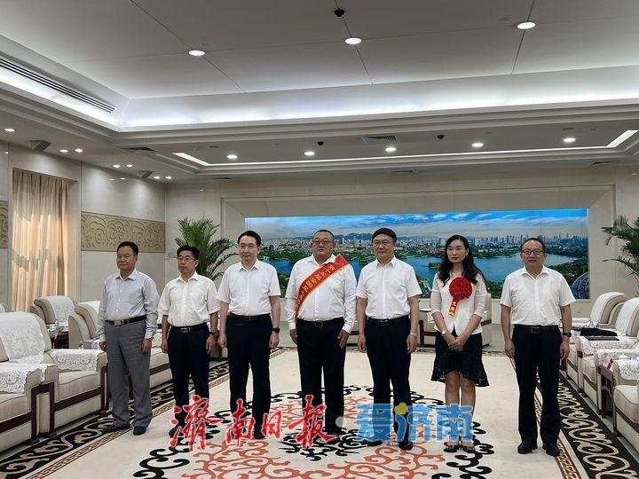 市领导会见“全国见义勇为模范”庄晓乐 杨峰参加活动