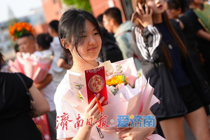 2025夏季高考顺利结束 家长手捧花束送祝福