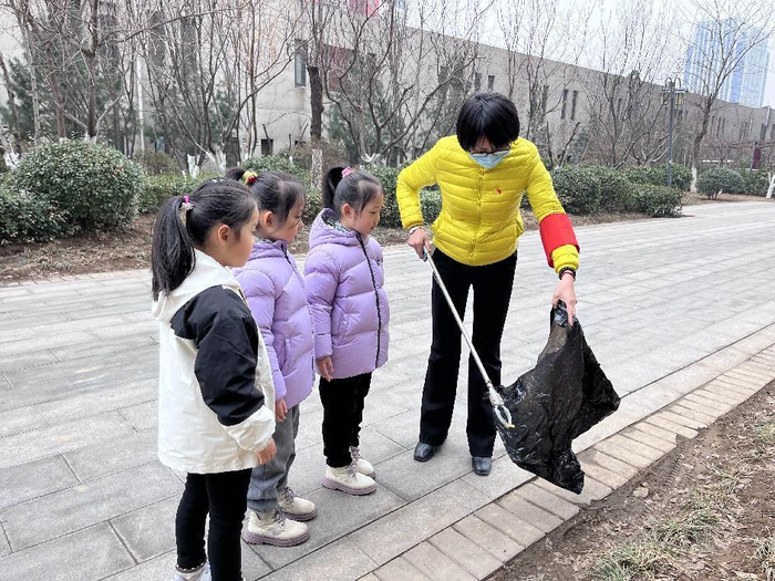 学雷锋当先锋，萌娃在行动