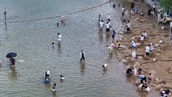孟家水库游人戏水消暑 乐享清凉夏日
