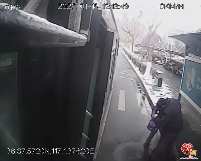 雨雪路滑老人摔倒，济南公交驾驶员暖心搀扶显担当