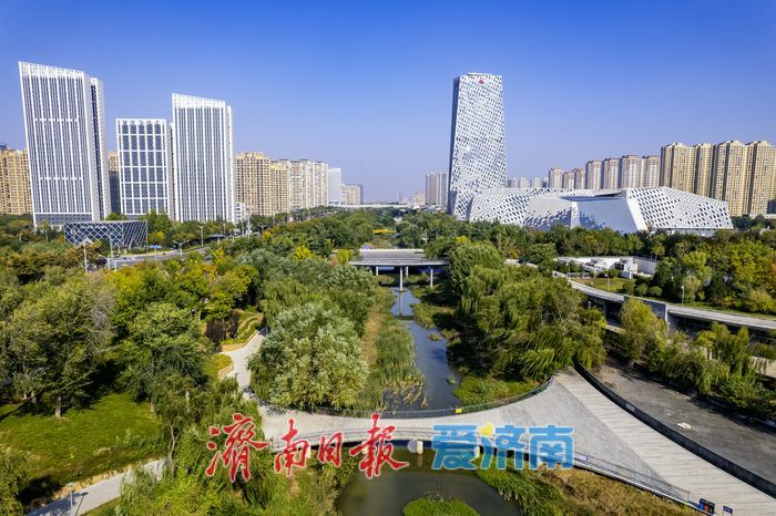 腊山河公园秋色正斑斓，漫步其间赏如画景致