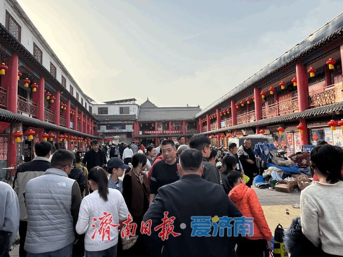 泉在济南过大年丨暖阳催热文化市集 济南英雄山市场假期尾声人气旺