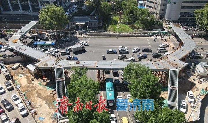 项目强省会｜济南首座倒“凹”字型过街天桥钢结构主体合龙
