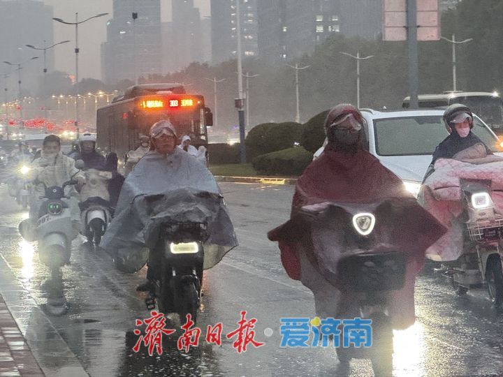 秋雨落泉城 凉意悄然至