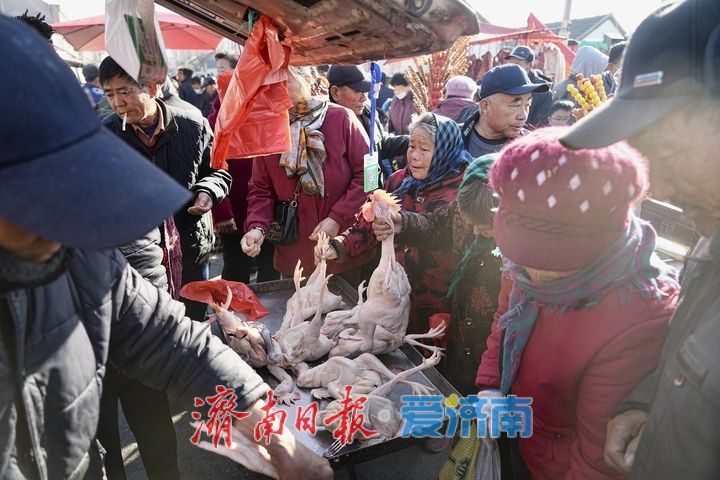 赶大集 品年味 感受人间“烟火气”