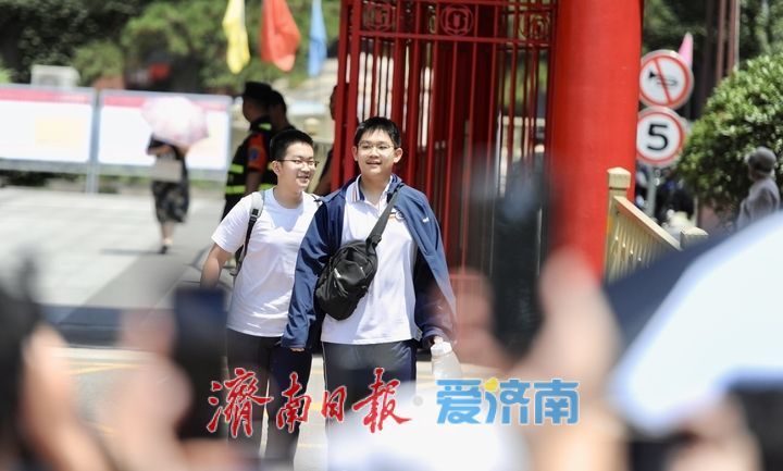 中考语文考试结束 考生轻松自信 积极应对后续考试