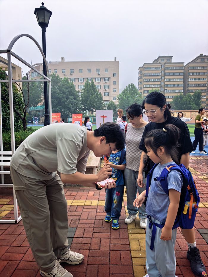 【你好 一年级】雏燕逐梦 红星启航 ——济南市历下区燕山小学举行2026级新生入学仪式