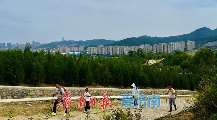 登高龙洞览秋色 乐享徒步好时光