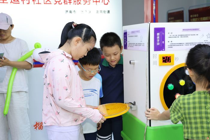 济南市委网信办开展2024年济南市全民 数字素养与技能提升月进社区活动