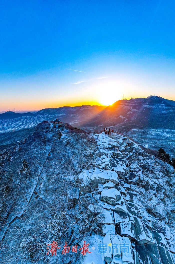 银装千佛山，日出绘金卷
