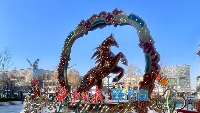 生肖马雕塑亮相 泉城腊月街头年味浓