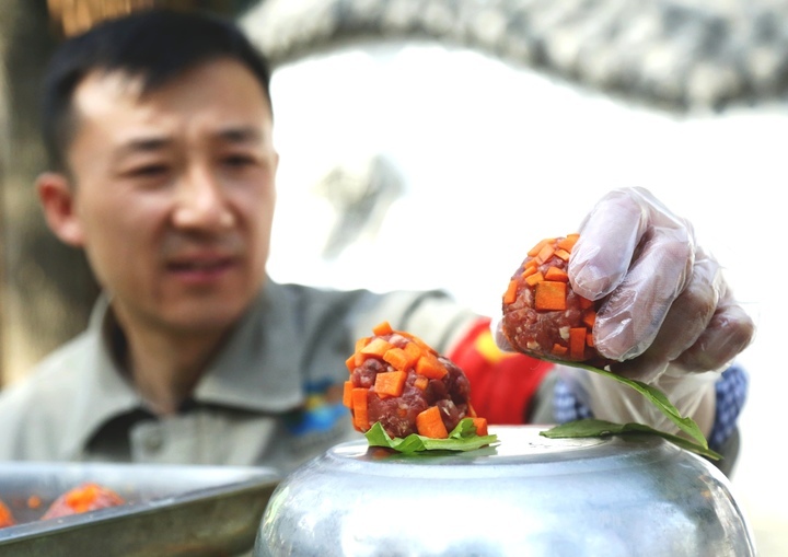 清明假期，济南动物园里感受食物丰容新体验