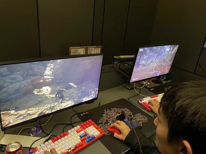 《黑神话：悟空》掀起“网吧回潮”：店内玩家超半数同时在线，其中不乏70后