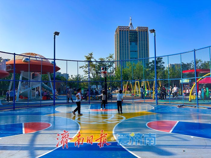 假期尾声童趣浓 济南儿童友好公园午后欢乐满溢
