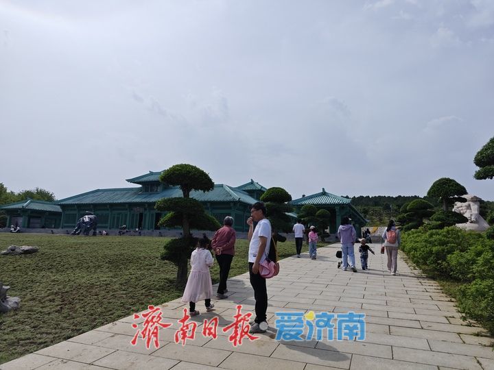 春日游园正当时 花香药韵醉游人