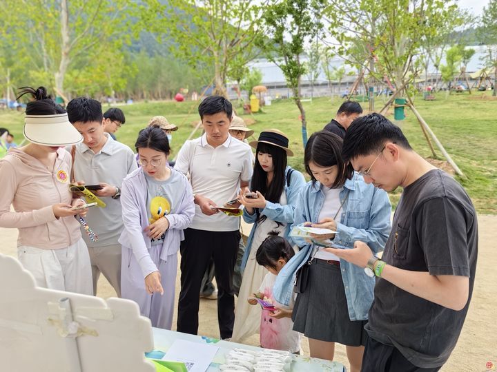 扫码“章”握山色！济南“一城山色登山打卡”走进芦南村&nbsp; “村游”与“登山”双向升温