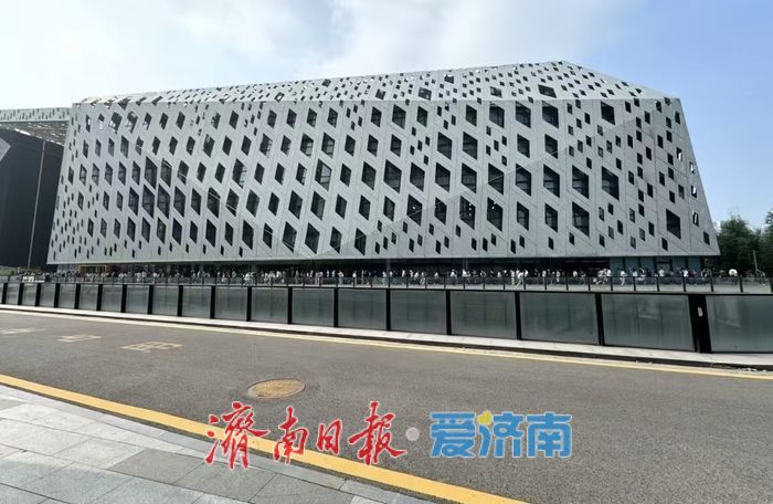 泉城书香浓 从图书馆“一座难求”说起