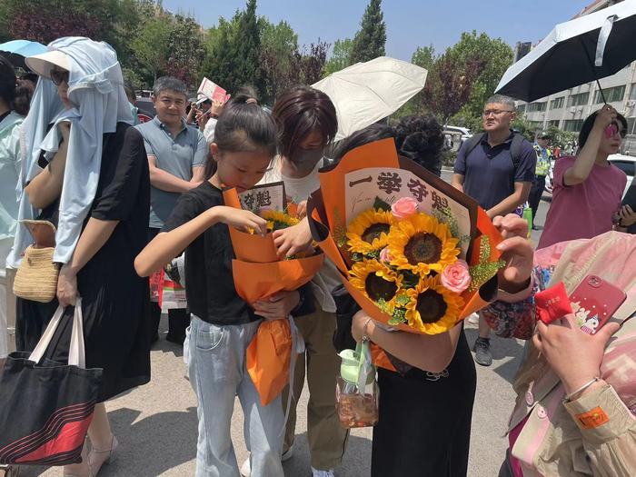 高考催生鲜花经济 考点附近花店销量爆棚