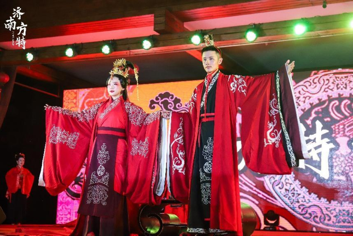 济南方特情歌告白夜浪漫开启，超长营业至24:00