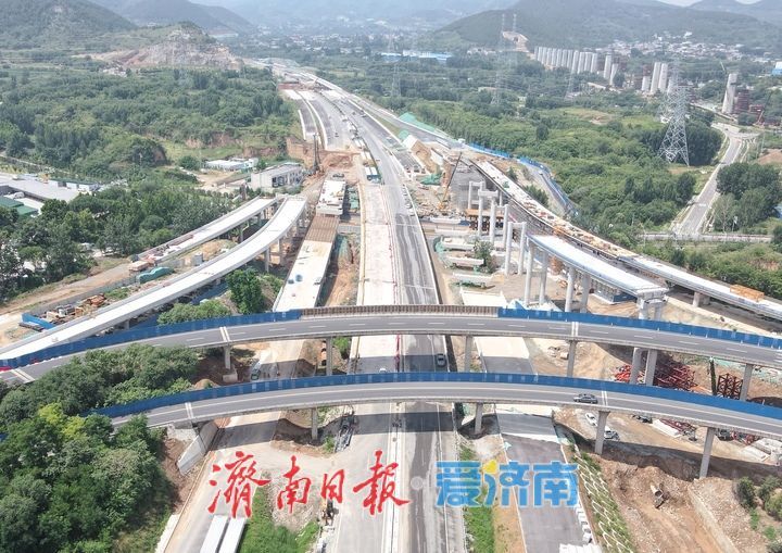 济南港沟枢纽立交改造首段上跨港九路新建匝道完成合龙