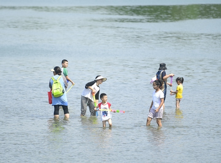 碧波荡漾，初秋时节济南龙鼎滨水公园人气旺