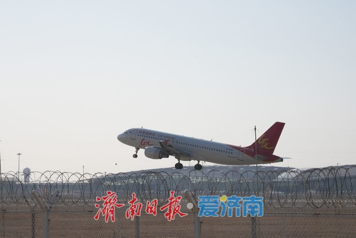 寻一个最美角度与飞机同框，市民“追机”热情高涨