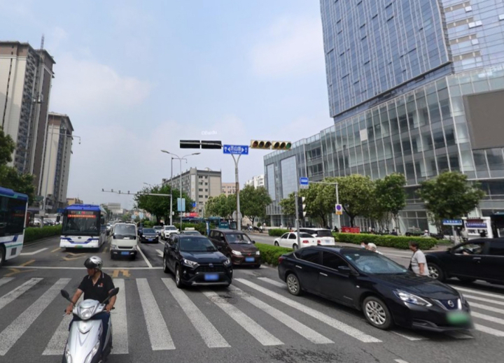 济南两大路口通行焕新：历山路东关大街路口疏缓左转积压，二环东路解放路路口破解车流交织难题