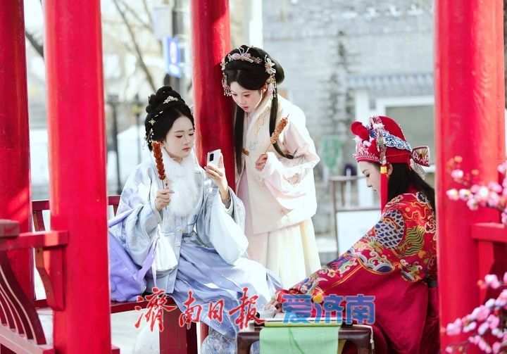 “簪花”点翠映泉城，立春时节“俏”争春