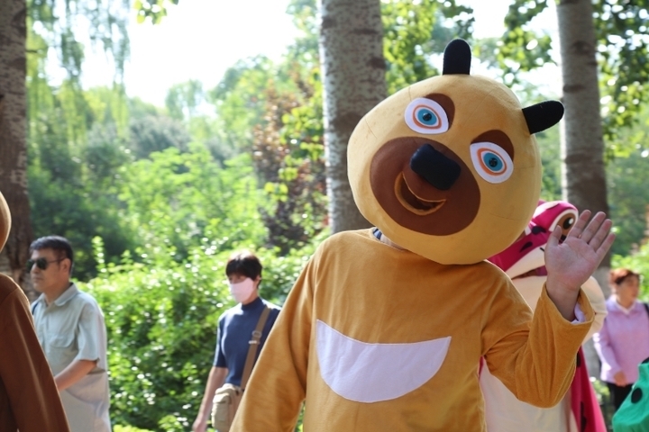 Jinan Zoo: Fantasy Cartoon Animals Surprise Parade Time