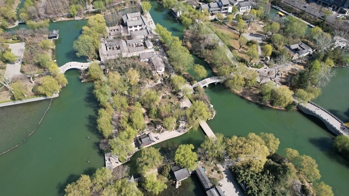 春光明媚 大明湖畔桃红柳绿 赏花正当时