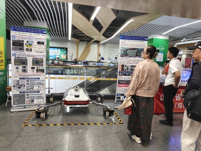 “智能盾构”与“隧道医生”亮相济南地铁站，科普展览上市民零距离感知科技