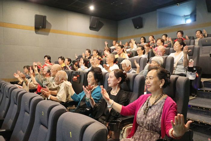 光影传情 助残有爱 济南市举办第36个全国助残日公益电影欢乐会活动