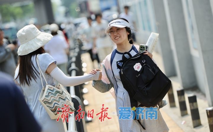 高考第二天，送考老师与考生击掌，传递力量