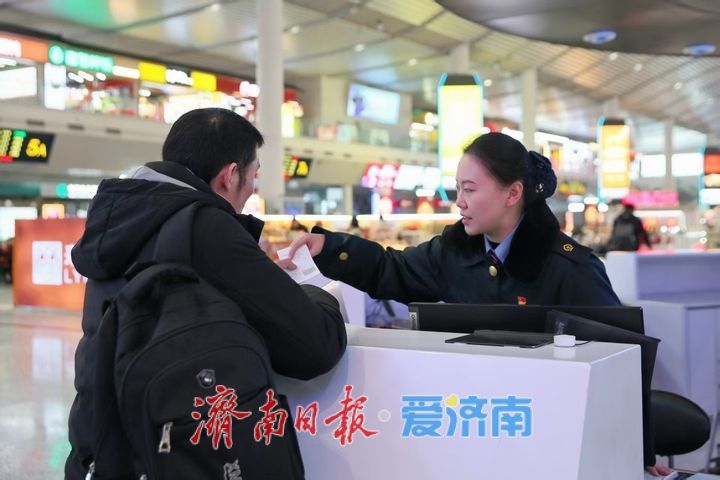 2026年铁路春运首日火车票开售