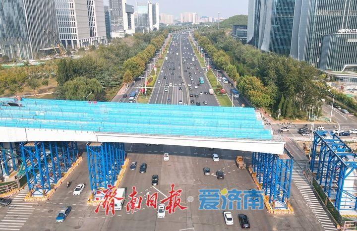 济南凤凰黄河大桥南延工程钢箱梁开始上跨经十路