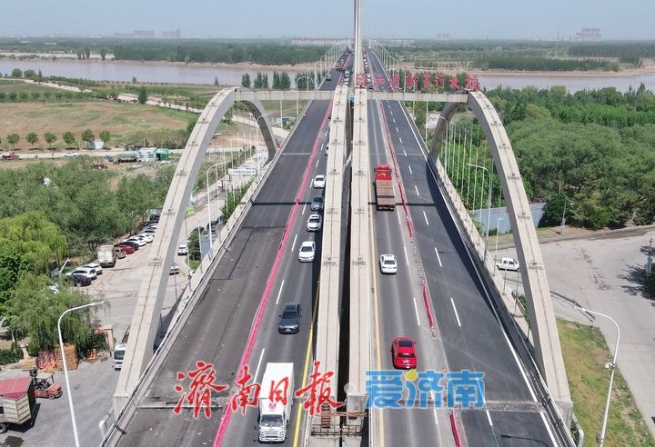 济南建邦黄河公路大桥沥青路面翻新施工正酣，车辆导改至中央车道