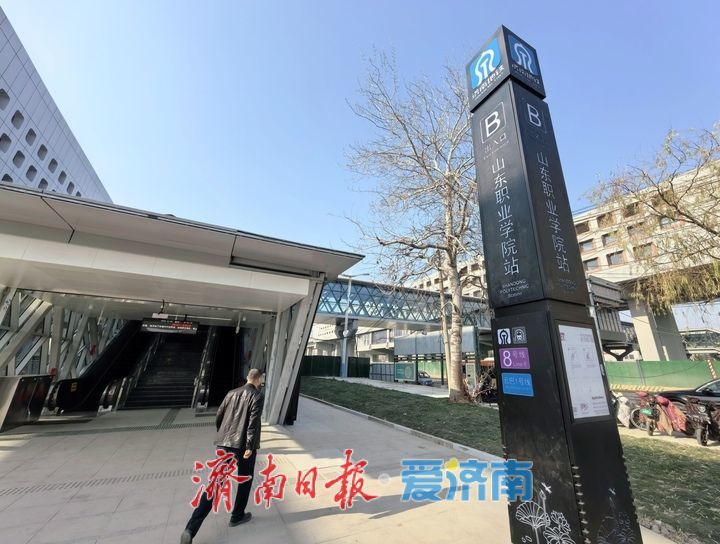 站名标识牌陆续安装就位 济南轨交8号线开通运营进入倒计时