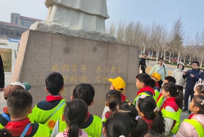 春播药苗，以劳为美！经五路小学开展药苗种植活动