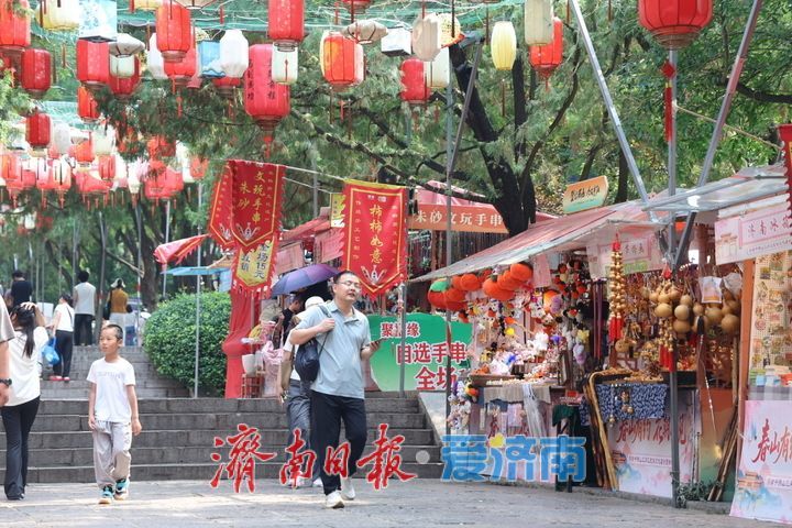 暑假尾声热度不减 济南千佛山景区市民游客乐享假期尾韵
