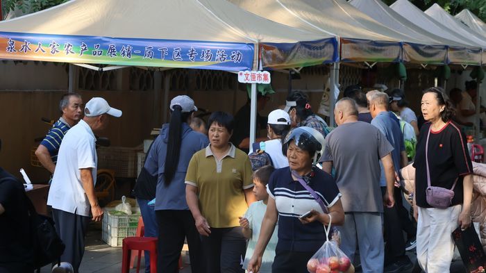 傍晚的街边烟火，上午的社区果香——泉水人家把新鲜摆在了两个地方
