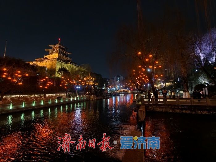 盏盏红灯点亮泉城夜色，护城河畔年味渐浓