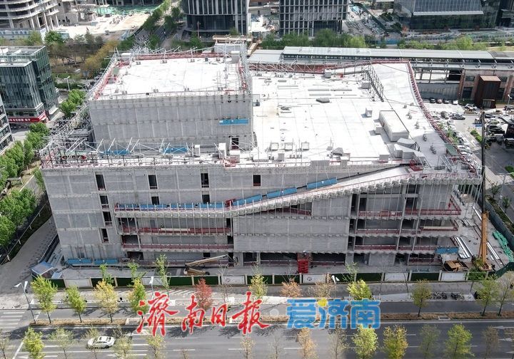 济南中央商务区艺术剧院项目开始外立面幕墙施工