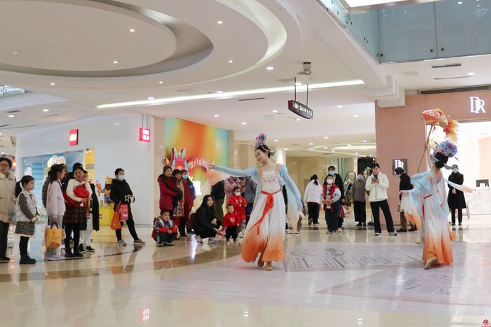 假期客流突破270万、营业收入近1.7亿元 槐荫假日经济人气旺 市场兴