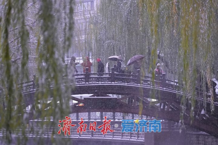 雪润泉城 护城河上演冬日仙境