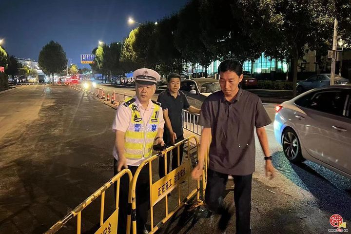 济南交警开展占道施工“护考”夜查行动
