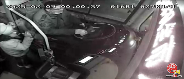 老人回家错过了乘车时间 热心的公交司机护送老人回家