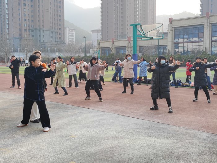 暖心礼、八段锦、鼓圈游戏……景山小学这样庆祝“三八”妇女节