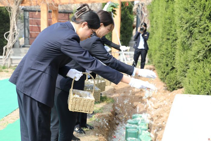 清明前夕济南市第二殡仪馆为百位 “大体老师”举行生态安葬仪式​