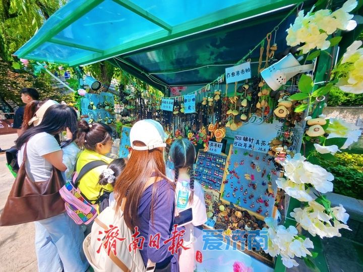黑虎泉畔文创市集热闹非凡 泉水与文创相融点亮泉城假日